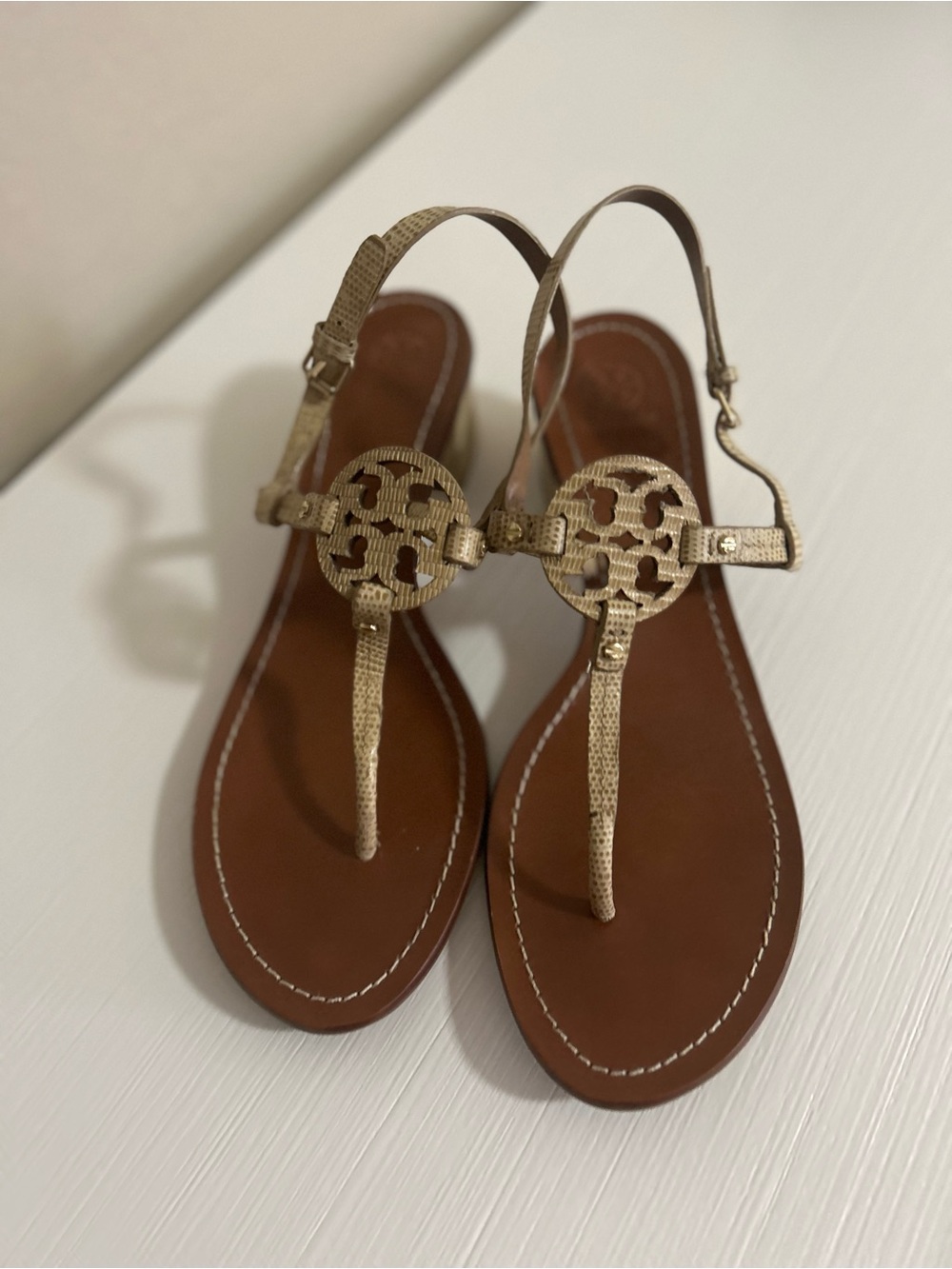 ⚜️⚜️Tory Burch Mini Miller Gold Metallic Logo block Heel Thong Sandals⚜️⚜️